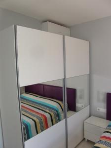 Łóżko lub łóżka w pokoju w obiekcie Moderno apartamento con vistas al mar