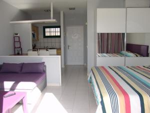 salon z 2 łóżkami i kuchnią w obiekcie Moderno apartamento con vistas al mar w mieście Playa del Aguila