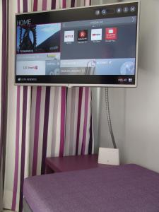 Telewizja i/lub zestaw kina domowego w obiekcie Moderno apartamento con vistas al mar