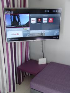 Telewizja i/lub zestaw kina domowego w obiekcie Moderno apartamento con vistas al mar
