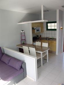 kuchnia ze stołem i krzesłami w pokoju w obiekcie Moderno apartamento con vistas al mar w mieście Playa del Aguila