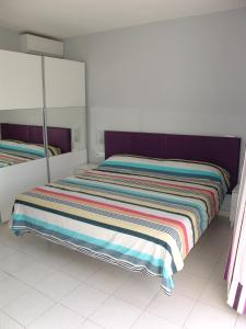 Łóżko lub łóżka w pokoju w obiekcie Moderno apartamento con vistas al mar