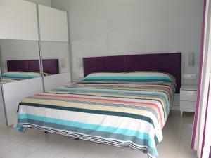 Łóżko lub łóżka w pokoju w obiekcie Moderno apartamento con vistas al mar