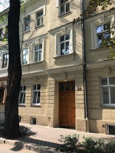 budynek z drewnianymi drzwiami i drzewem w obiekcie Jacuzzi & Bike Apartment, Krakow w Krakowie