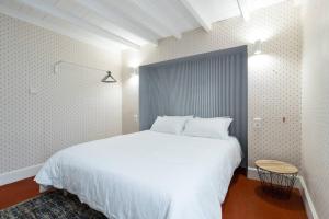 Säng eller sängar i ett rum på Prefecture Duplex - Old Town