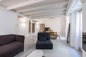 sala de estar con sofá y mesa en Prefecture Duplex - Old Town, en Niza
