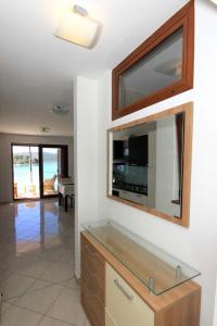 een woonkamer met een tv aan de muur bij Vila Orada in Molat