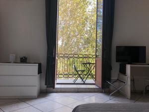 Habitación con ventana y vistas a un balcón. en Platamone Rooms, en Catania