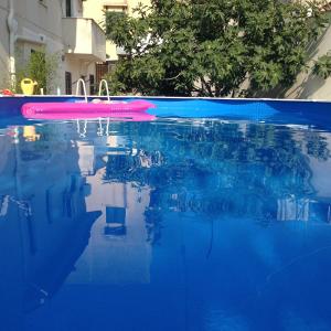 una piscina con oggetto rosa in acqua di Stardust Home a Palermo