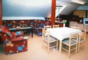 Ubytování U Františka في فالاسكي كلوبوكي: مطبخ وغرفة طعام مع طاولة وكراسي