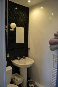 a bathroom with a sink and a toilet at Chyheira in Ruan Minor