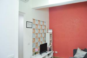 A television and/or entertainment centre at RomAmourHouse