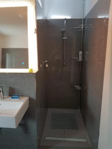 y baño con ducha y lavamanos. en Apartment near Frankfurt, fantastic view!, en Usingen