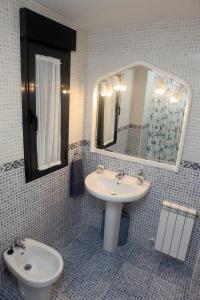 ラス・ナバス・デル・マルケスにあるApartamento Castillaのバスルーム(洗面台、鏡、トイレ付)