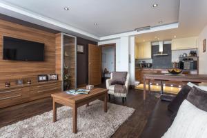 Зона вітальні в Livin' Serviced Apartments