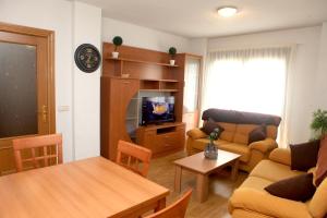 Televízia a/alebo spoločenská miestnosť v ubytovaní Apartamento Castilla