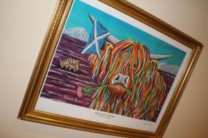 een ingelijst schilderij van een leeuw met een ster bij Nelson Seaside Apartment in Largs