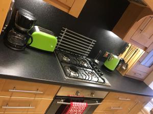 cocina con fogones y electrodomésticos ecológicos en Nelson Seaside Apartment, en Largs
