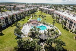 vista aerea sul cortile di un resort di Waterfront condo with community pools & hot tub - walk to the beach a St. Augustine