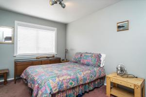 1 dormitorio con cama, ventana y mesa en 57 Mud Bay, en Islandale