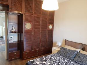 - une chambre avec un lit et un grand placard en bois dans l'établissement Cooking and Dreaming, à Bari
