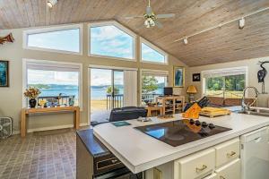 uma cozinha e sala de estar com vista para o oceano em 57 Mud Bay em Islandale