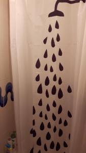 a shower curtain with black hearts on it at Val di Luce-Foemina 78 in Abetone