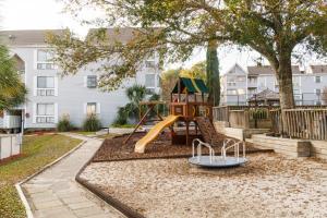 een speeltuin met een glijbaan in een tuin bij Arcadian Dunes III in Myrtle Beach