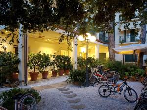 Jízda na kole v ubytování Hotel La Primula nebo okolí
