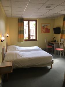 Postel nebo postele na pokoji v ubytování Hostellerie d'Alsace