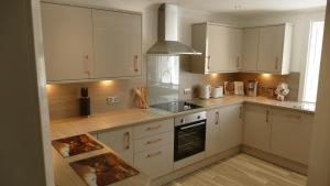 A kitchen or kitchenette at Riverside Apartments