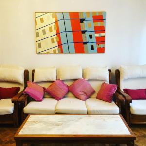 a living room with a couch and a painting at Piso Urbano Garcia De la Cruz in Peñaranda de Bracamonte