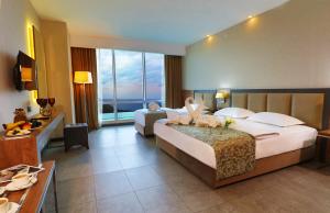 Un pat sau paturi într-o cameră la Yildiz Life Hotel +45 fotografii