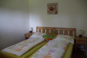 2 nebeneinander sitzende Betten in einem Schlafzimmer in der Unterkunft Ferienhaus Pürcher in Bad Mitterndorf