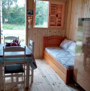 ein Schlafzimmer mit einem Bett und einem Tisch in einem Zimmer in der Unterkunft Residencial Maia in Capão da Canoa + 28 Fotos