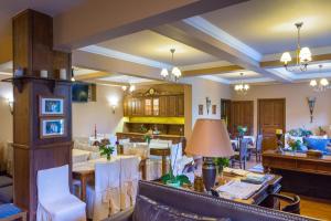 カルペニシにあるVilla Virginia Hotelのテーブルと椅子のあるリビングルーム +140枚の写真