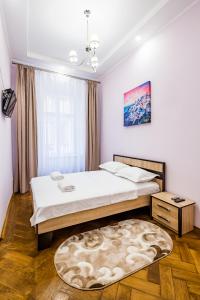 una camera con 2 letti e un tappeto di LEOGRAND Apartments on Stavropigiyska 7 a Lviv