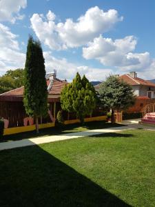 une cour avec des arbres et une maison avec une pelouse dans l'établissement СВЕТА АННА, à Strelcha