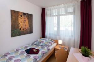 Ober-HambachにあるAbendrot Appartementの小さなベッドルーム(ベッド1台、窓付)