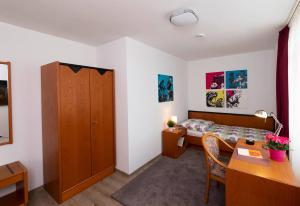Schlafzimmer mit einem Bett, einem Schreibtisch und einem Tisch in der Unterkunft Sonnenschein Appartement in Ober-Hambach