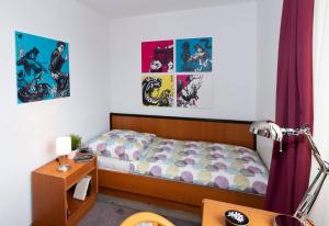 ein Schlafzimmer mit einem Bett und Plakaten an der Wand in der Unterkunft Sonnenschein Appartement in Ober-Hambach