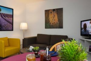 ein Wohnzimmer mit einem Sofa und einem Tisch in der Unterkunft Blumenmeer Appartment in Ober-Hambach