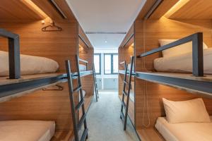 Palanda nebo palandy na pokoji v ubytování Bouti City Capsule Inn
