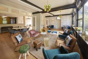a living room with chairs and a table at QUARTIER 82 by Arcadeon in Hagen