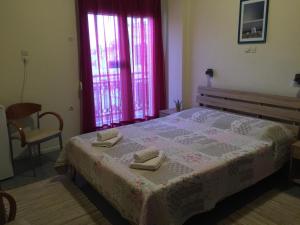 A bed or beds in a room at Platanos Rooms