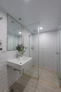 Koupelna v ubytování Bouti City Capsule Inn
