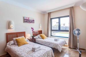Łóżko lub łóżka w pokoju w obiekcie Hipoclub Villas, Aguamarina 4