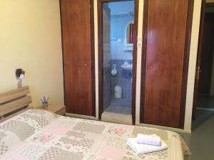 A bed or beds in a room at Platanos Rooms