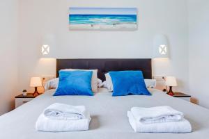 Łóżko lub łóżka w pokoju w obiekcie Hipoclub Villas, Aguamarina 4