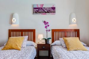 dwa łóżka ustawione obok siebie w sypialni w obiekcie Hipoclub Villas, Aguamarina 4 w mieście Playa Blanca +19 zdjęć